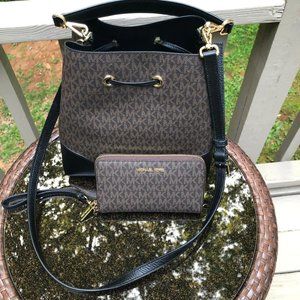 🔥SOLD🔥🔴FIRM…Michael Kors Mercer Gallery Medium Bucket Crossbody & Wallet Set